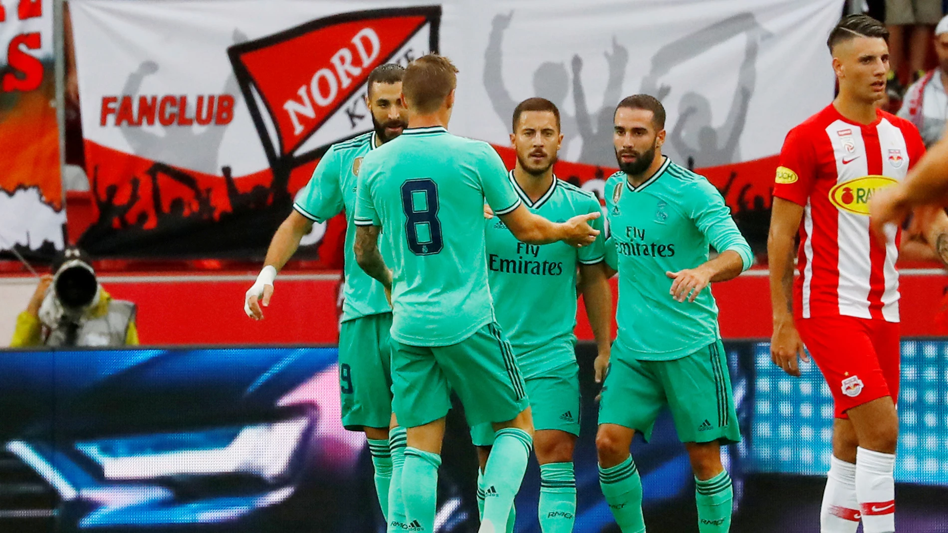 Los jugadores del Real Madrid celebran el primer gol de Hazard como jugador blanco