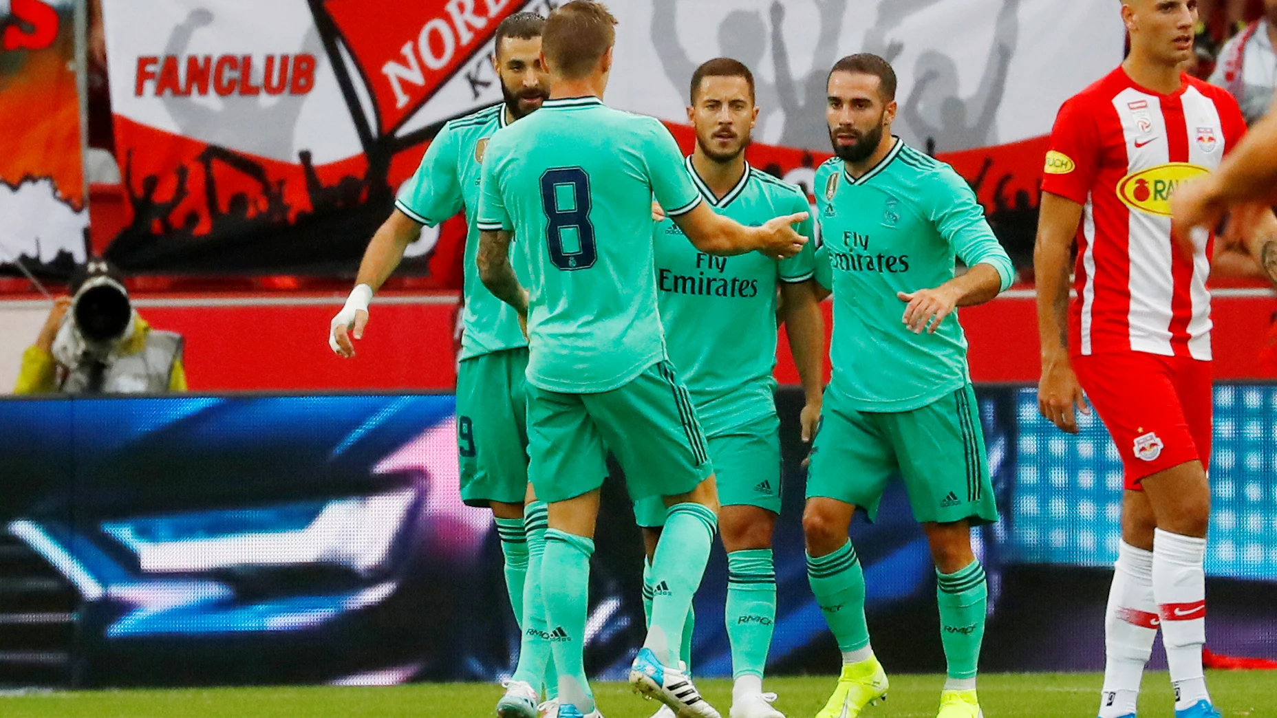 Los jugadores del Real Madrid celebran el primer gol de Hazard como jugador blanco