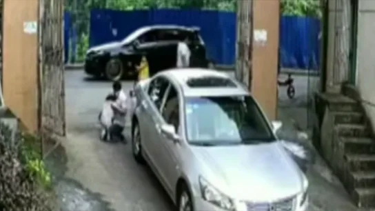 Una niña de tres años sobrevive tras ser arrollada dos veces por un coche Una niña de tres años sobrevive tras ser arrollada dos veces por un coche
