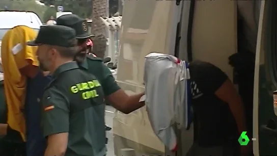 Primeras imágenes de los cinco franceses detenidos por la violación de una chica noruega llegando al cuartel de Altea Primeras imágenes de los cinco franceses detenidos por la violación de una chica noruega llegando al cuartel de Altea
