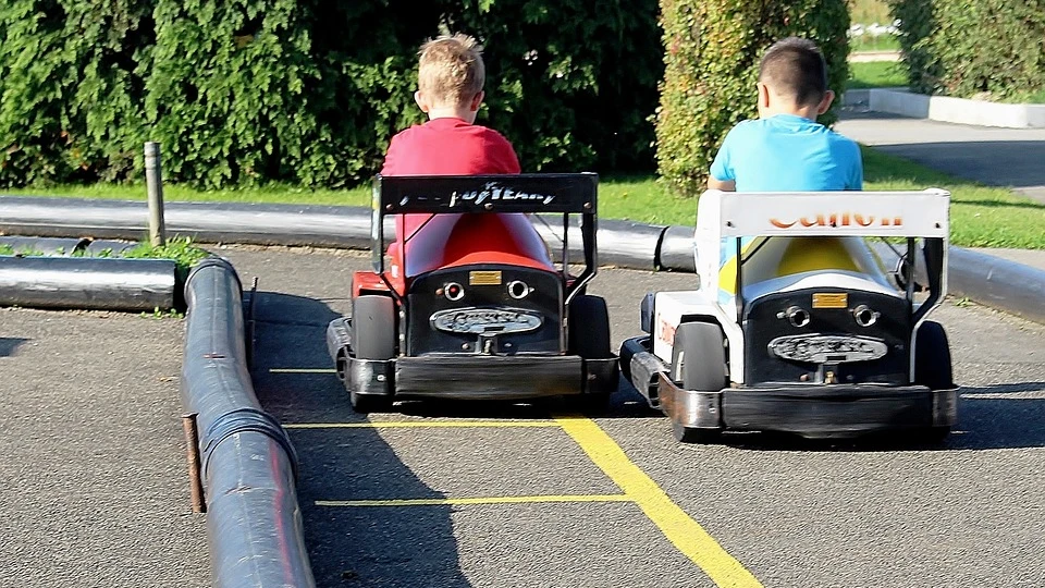 Dos niños conduciendo karts Dos niños conduciendo karts