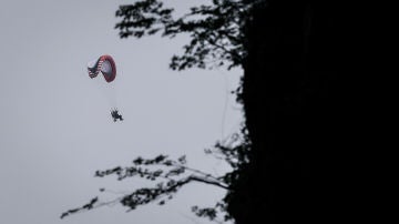 Una persona se lanza en paracaídas
