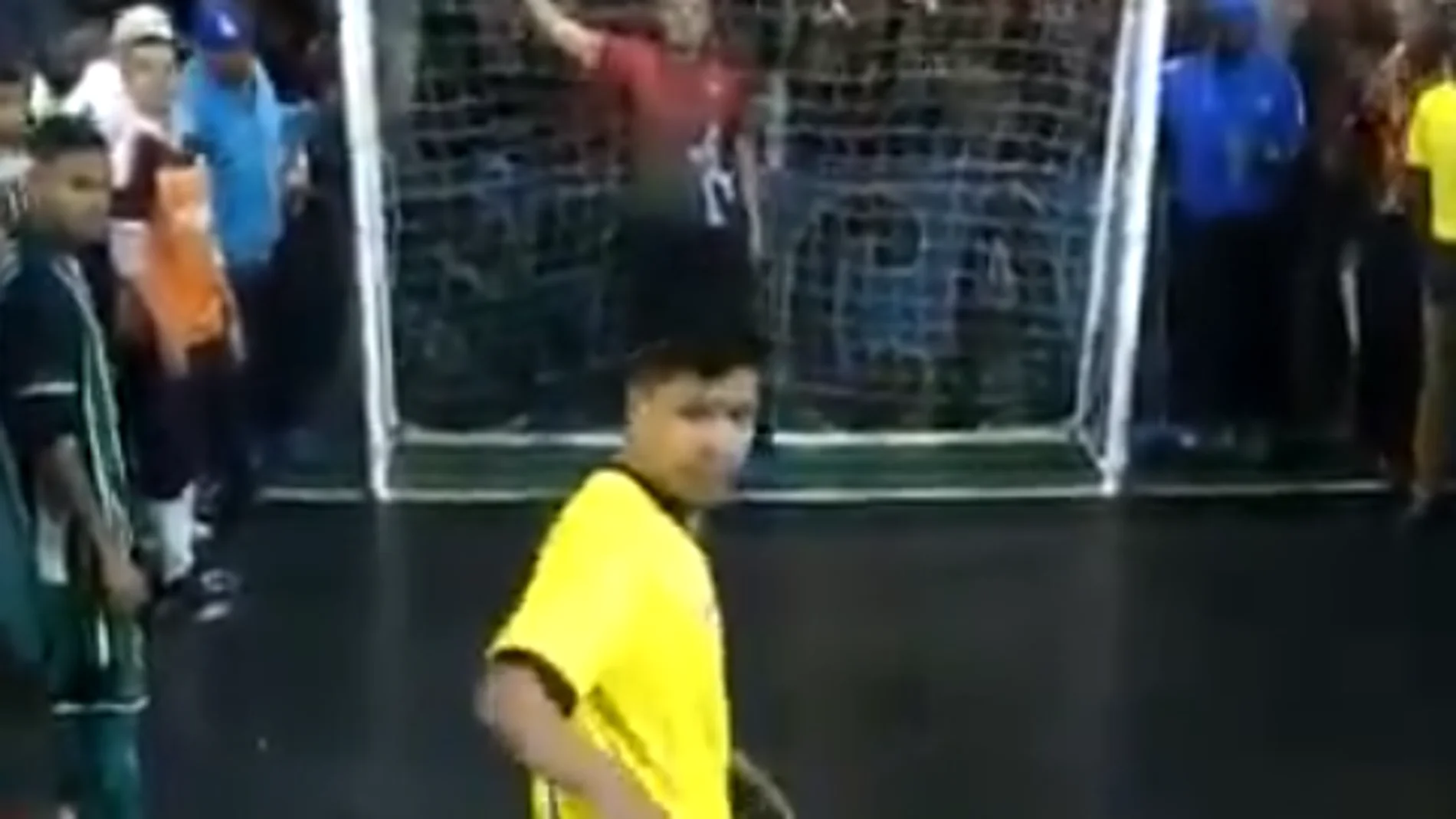 Un jugador se dispone a tirar un penalti en Brasil