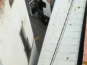 Un camión queda encajado en una estrecha calle Un camión queda encajado en una estrecha calle