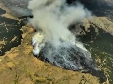 Imágenes aéreas de los bomberos del incendio de La Granja, en Segovia Imágenes aéreas de los bomberos del incendio de La Granja, en Segovia