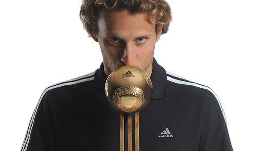 Diego Forlán con el Balón de Oro del Mundial de Sudáfrica Diego Forlán con el Balón de Oro del Mundial de Sudáfrica