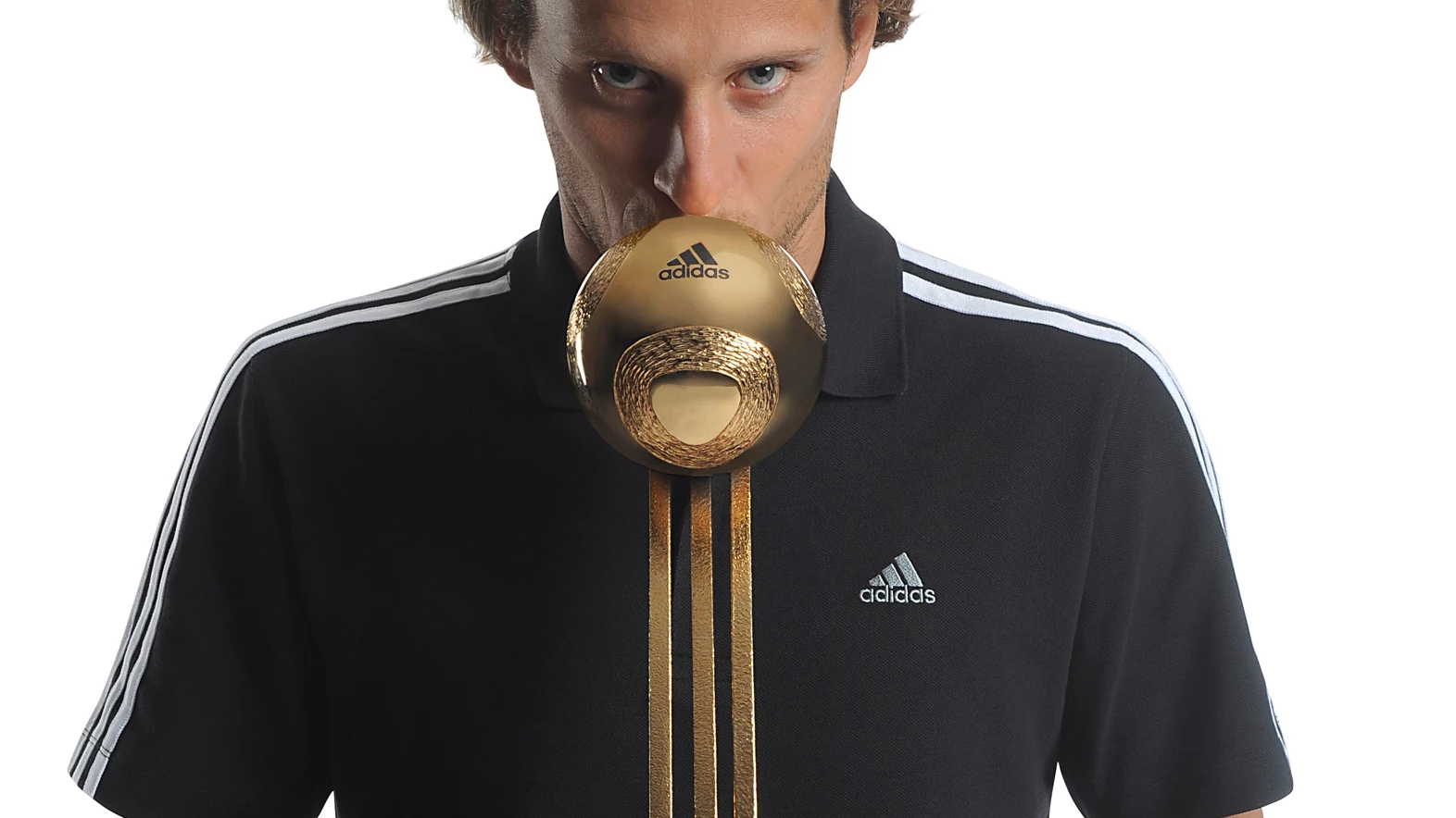 Diego Forlán con el Balón de Oro del Mundial de Sudáfrica