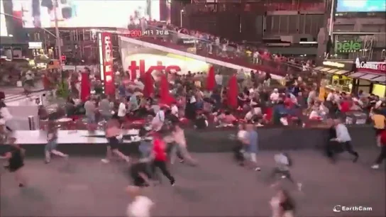 Pánico en Times Square: confunden el ruido de una moto con un tiroteo Pánico en Times Square: confunden el ruido de una moto con un tiroteo
