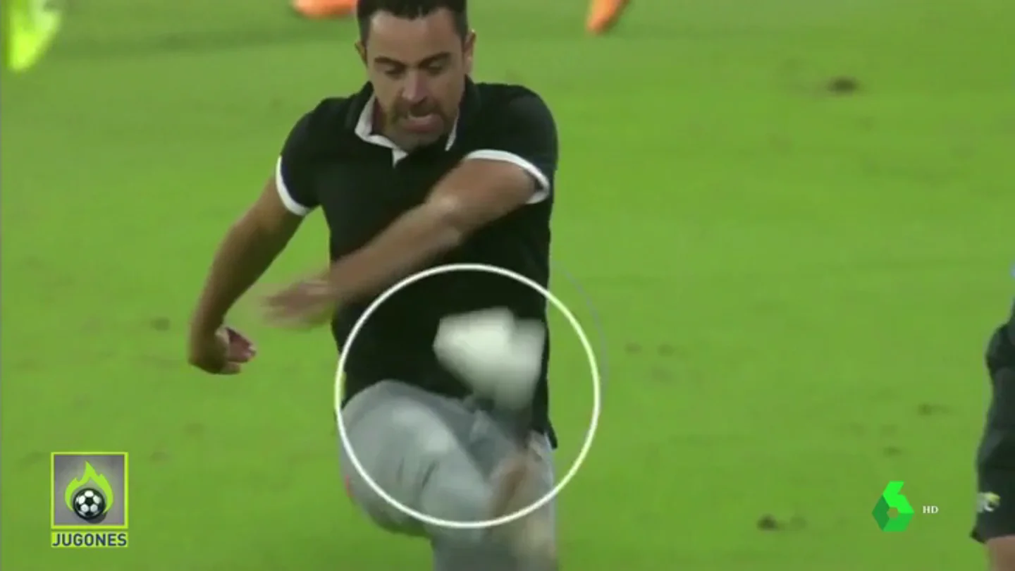 Xavi, contra las cuerdas: patada a una botella y zapatilla por los aires Xavi, contra las cuerdas: patada a una botella y zapatilla por los aires