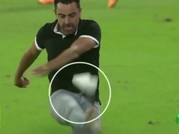 Xavi, contra las cuerdas: patada a una botella y zapatilla por los aires Xavi, contra las cuerdas: patada a una botella y zapatilla por los aires