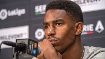 Junior Firpo comparece ante los medios de comunicación