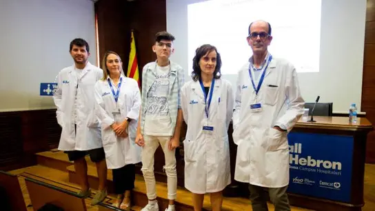 Los doctores del Vall d’Hebron junto a un paciente. Los doctores del Vall d’Hebron junto a un paciente.