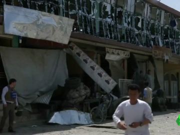 Parte de la fachada de la comisaría afectada por el atentado talibán. Parte de la fachada de la comisaría afectada por el atentado talibán.