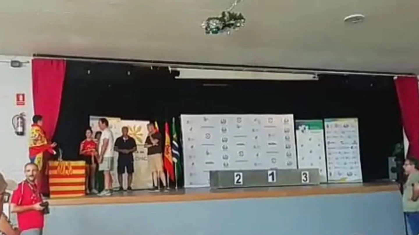 El momento en el que Pablo Ogazón fue a recoger la medalla El momento en el que Pablo Ogazón fue a recoger la medalla