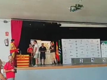 El momento en el que Pablo Ogazón fue a recoger la medalla El momento en el que Pablo Ogazón fue a recoger la medalla