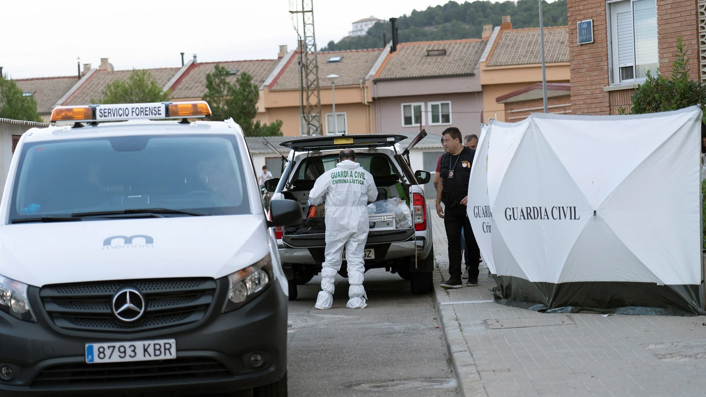 Inmediaciones de la vivienda en la que un hombre ha matado a su hijo y ha herido grave a su pareja Inmediaciones de la vivienda en la que un hombre ha matado a su hijo de 16 años y ha herido grave a su pareja