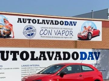 Cartel publicitario de lavado de coches "vejatorio" para las mujeres Cartel publicitario de lavado de coches "vejatorio" para las mujeres