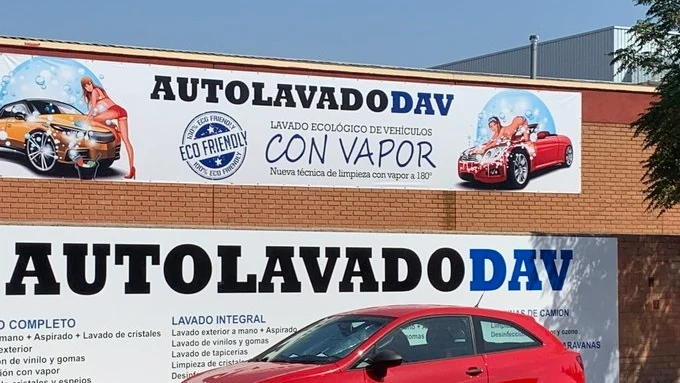 Cartel publicitario de lavado de coches "vejatorio" para las mujeres 