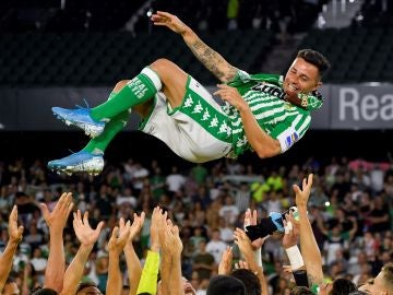 Rubén Castro, siendo homenajeado por el Villamarín Rubén Castro, siendo homenajeado por el Villamarín