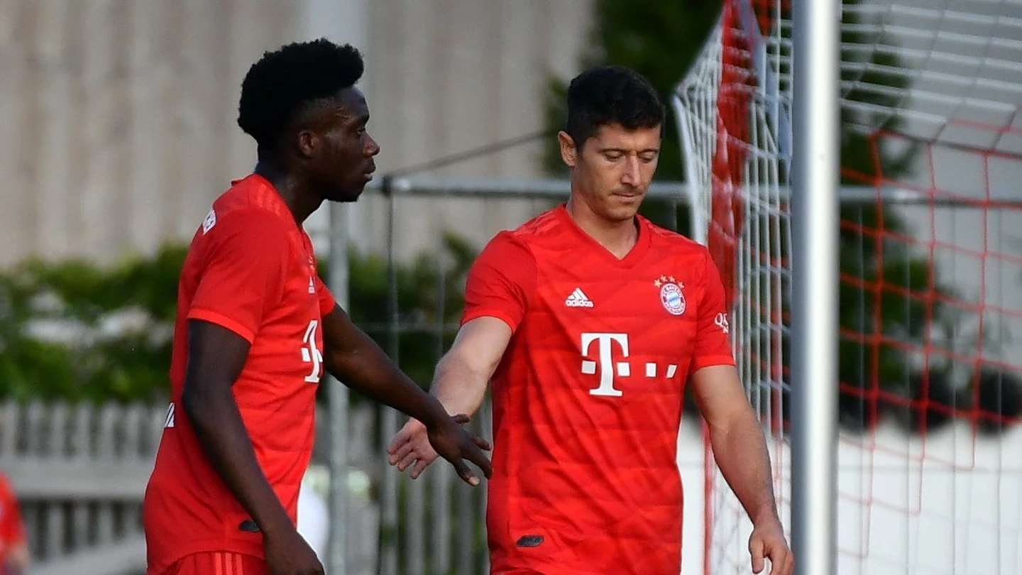 Davies y Lewandowski celebran uno de los 23 goles del partido Davies y Lewandowski celebran uno de los 23 goles del partido