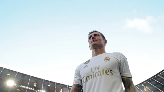 Toni Kroos, saltando al terreno de juego Toni Kroos, saltando al terreno de juego