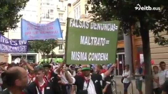 Imagen de la pancarta de la cuadrilla en las fiestas de Vitoria