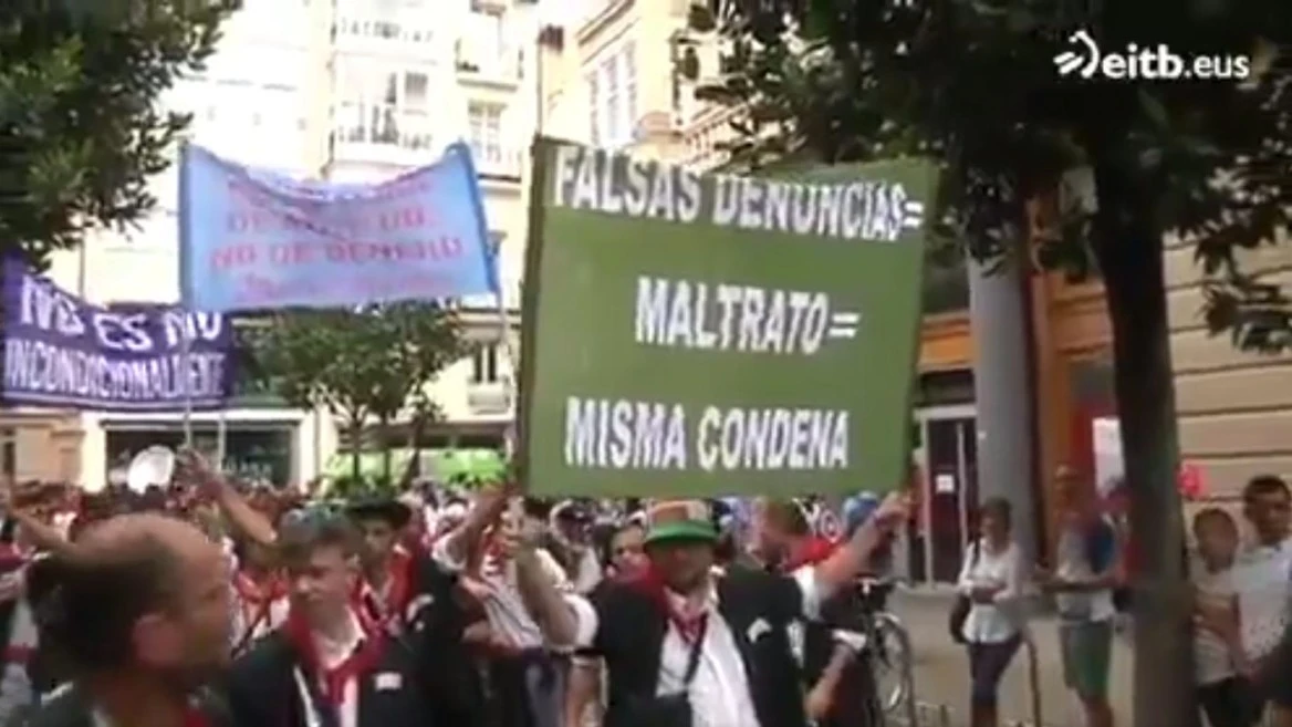 Imagen de la pancarta de la cuadrilla en las fiestas de Vitoria