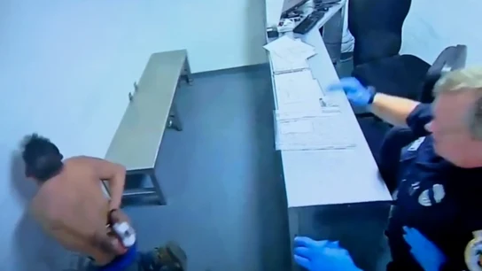 La brutal agresión de un policía lanzando de cabeza a un detenido contra la pared La brutal agresión de un policía lanzando de cabeza a un detenido contra la pared
