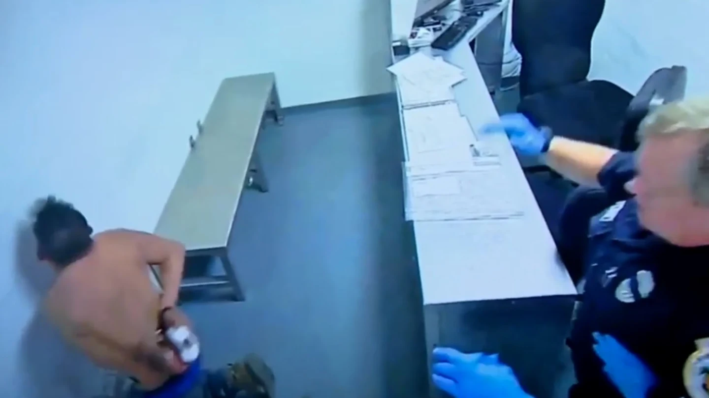 La brutal agresión de un policía lanzando de cabeza a un detenido contra la pared La brutal agresión de un policía lanzando de cabeza a un detenido contra la pared