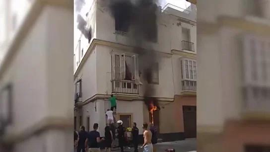La heroica intervención de un bombero retirado trepando hasta un balcón salva la vida de una mujer La heroica intervención de un bombero retirado trepando hasta un balcón salva la vida de una mujer