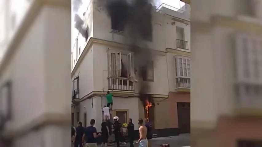 La heroica intervención de un bombero retirado trepando hasta un balcón salva la vida de una mujer