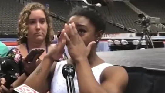 Simone Biles, entre lágrimas Simone Biles, entre lágrimas