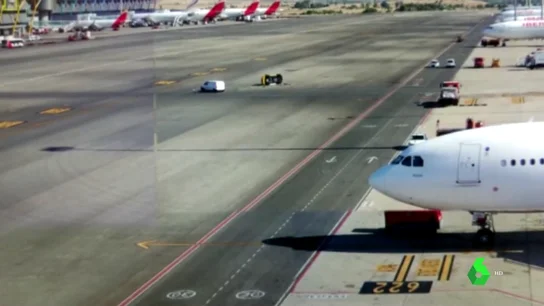 Colisión entre dos vehículos en plena pista de aterrizaje del Aeropuerto de Barajas Colisión entre dos vehículos en plena pista de aterrizaje del Aeropuerto de Barajas