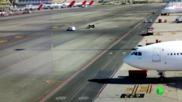 Colisión entre dos vehículos en plena pista de aterrizaje del Aeropuerto de Barajas
