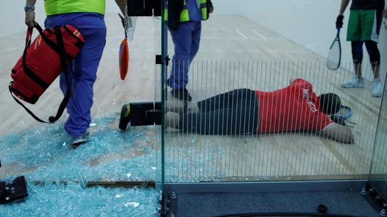 Álvaro Beltrán, tras romper la pared de cristal de la pista de squash Álvaro Beltrán, tras romper la pared de cristal de la pista de squash