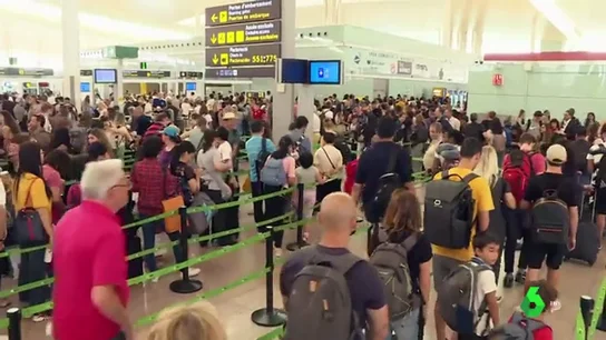 Colas de casi una hora en la primera jornada de huelga indefinida de los vigilantes del Aeropuerto de El Prat Colas de casi una hora en la primera jornada de huelga indefinida de los vigilantes del Aeropuerto de El Prat
