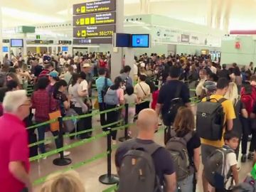 Colas de casi una hora en la primera jornada de huelga indefinida de los vigilantes del Aeropuerto de El Prat Colas de casi una hora en la primera jornada de huelga indefinida de los vigilantes del Aeropuerto de El Prat