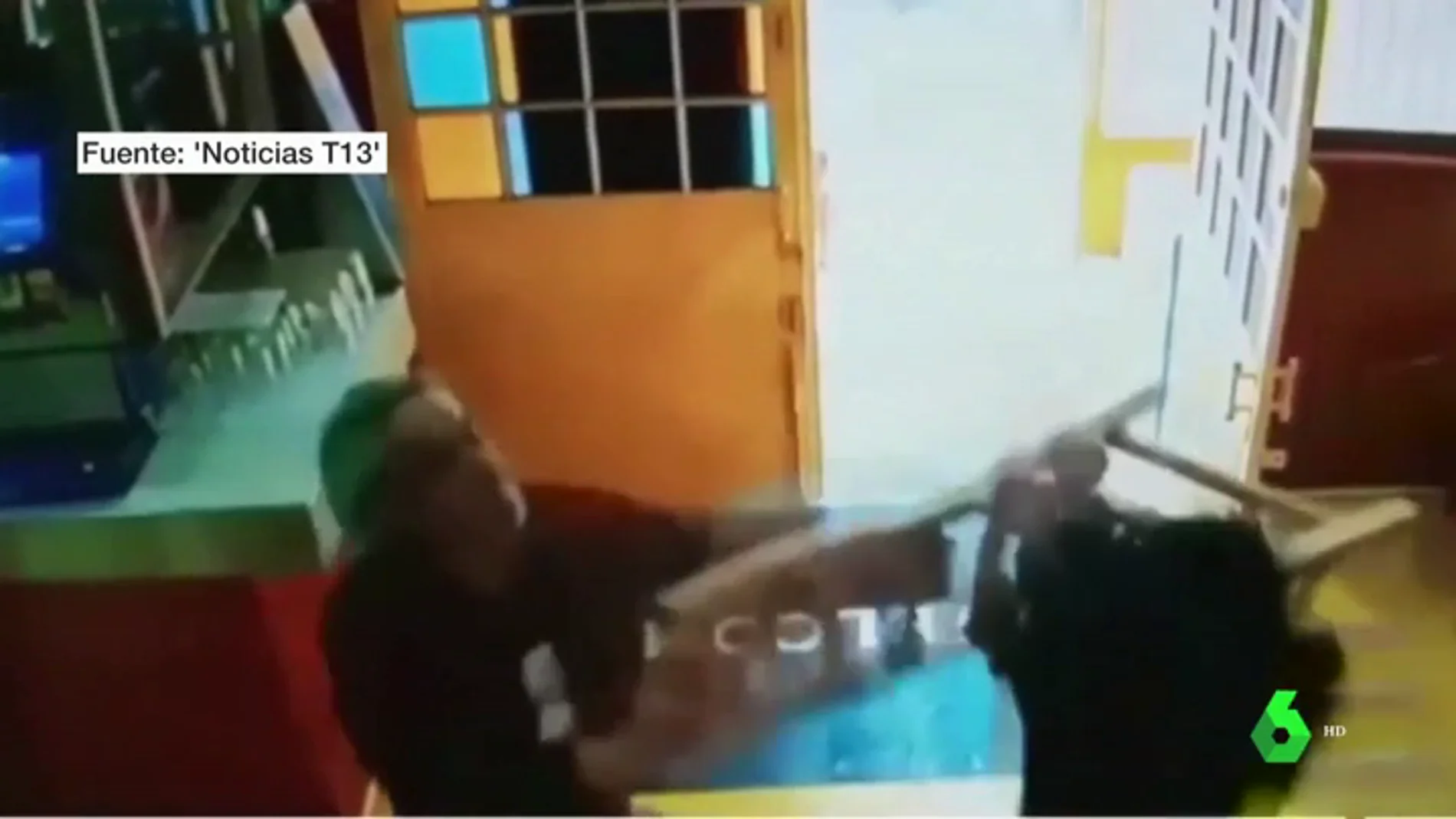 El propietario de un restaurante en Santiago de Chile golpea con sillas a unos atracadores