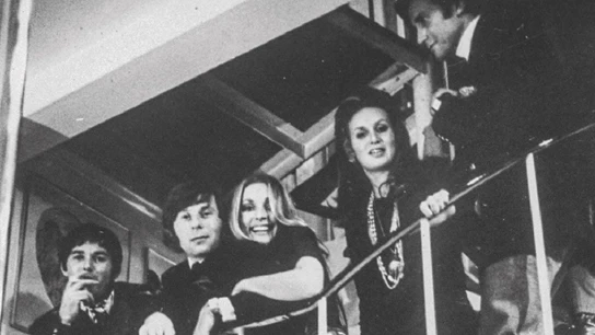 La actriz Sharon Tate, acompañada de varios amigos La actriz Sharon Tate, acompañada de varios amigos
