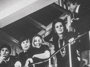 La actriz Sharon Tate, acompañada de varios amigos La actriz Sharon Tate, acompañada de varios amigos