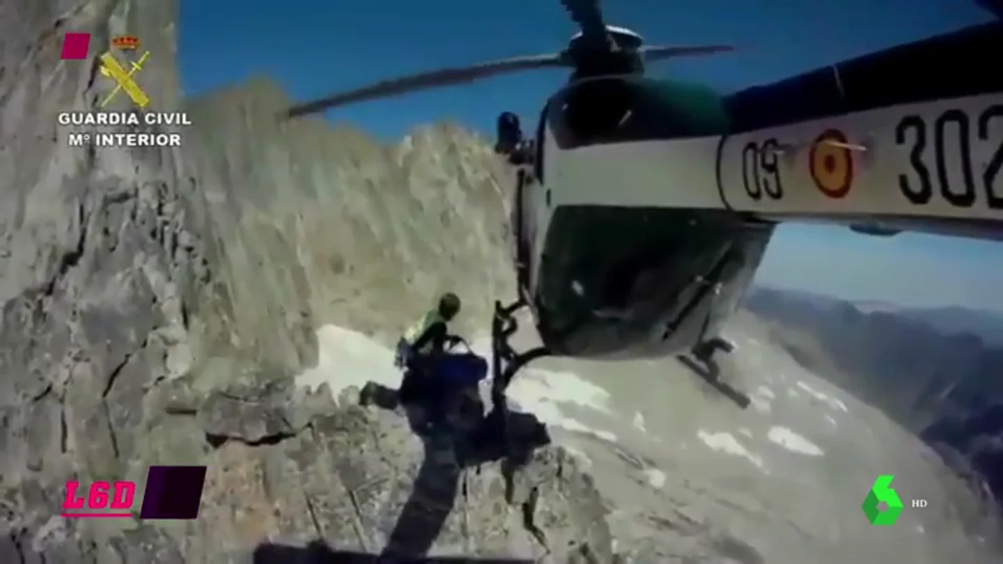 Espectacular rescate de la Guardia Civil a dos montañeros: las aspas rozan las rocas Espectacular rescate de la Guardia Civil a dos montañeros: las aspas rozan las rocas