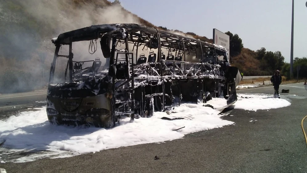 Autobús calcinado en la autopista AP-7 en Mijas.