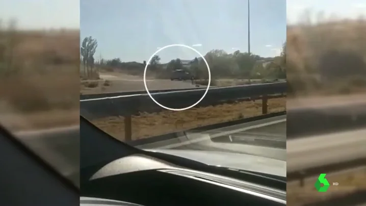 Imágenes de un coche huyendo a gran velocidad por el carril bici.