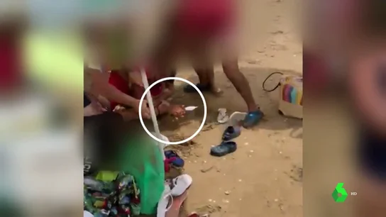 Momento en que apuñalan a un policía local en Punta Umbría Momento en que apuñalan a un policía local en Punta Umbría