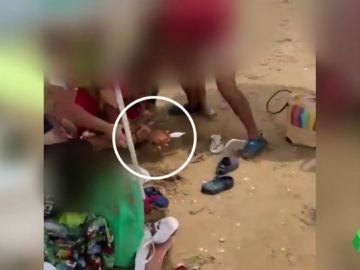 Momento en que apuñalan a un policía local en Punta Umbría Momento en que apuñalan a un policía local en Punta Umbría