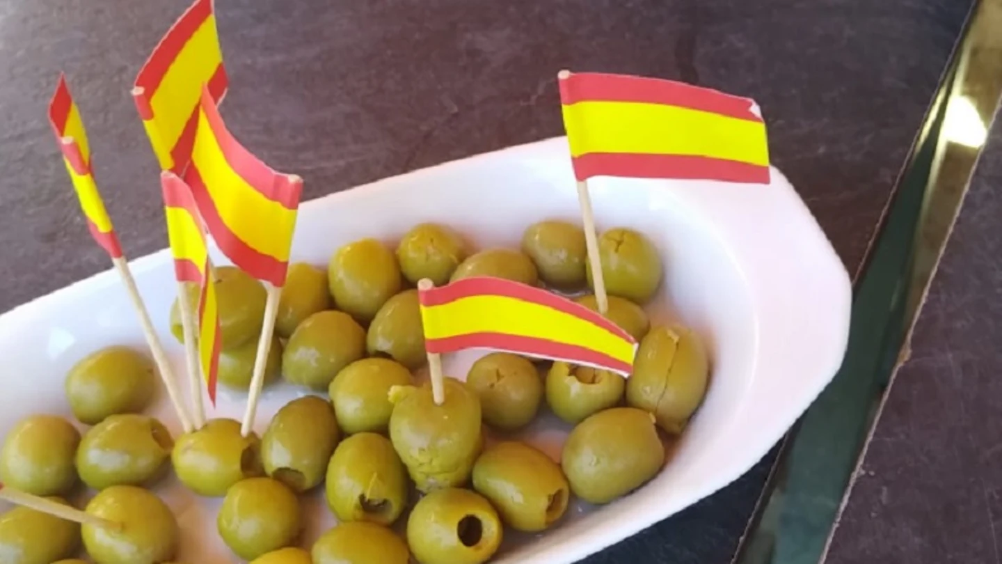 Aceitunas con 'banderines' de España Aceitunas con 'banderines' de España