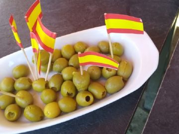 Aceitunas con 'banderines' de España Aceitunas con 'banderines' de España