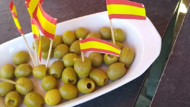 Aceitunas con 'banderines' de España 