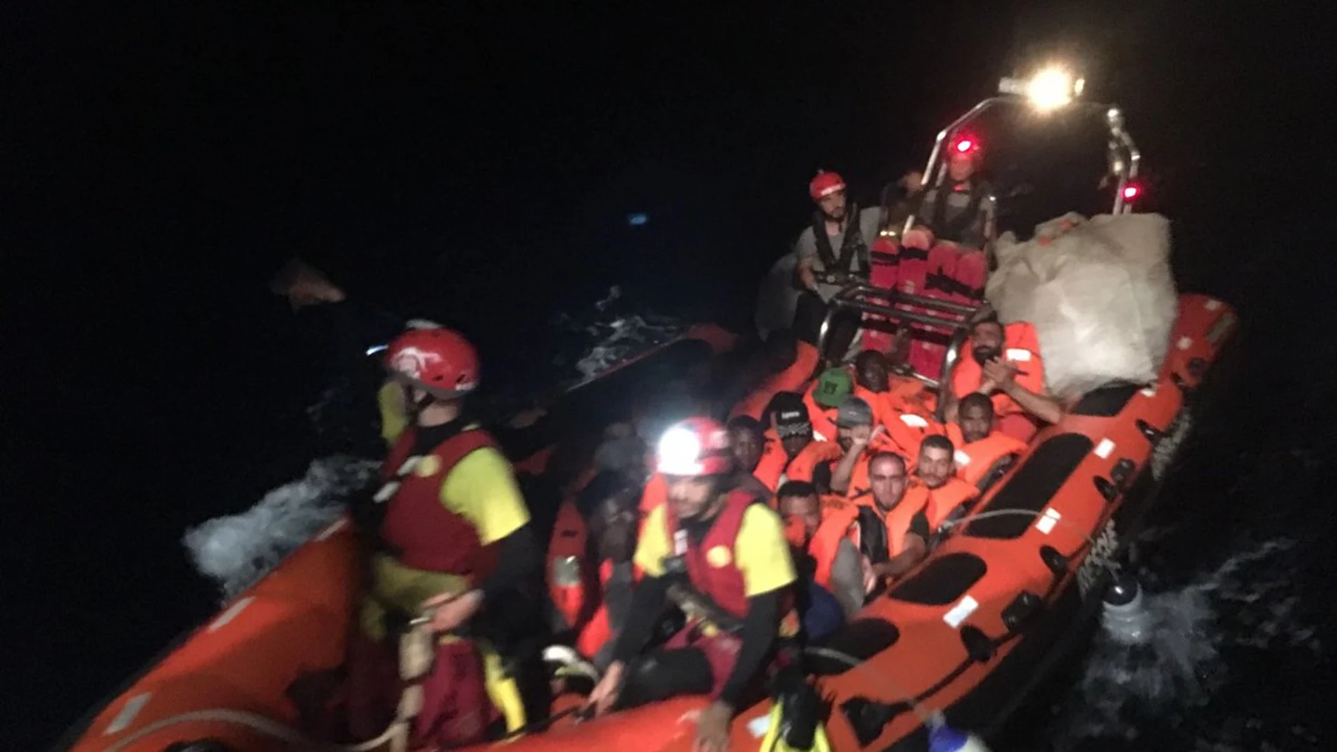 Migrantes rescatados por la tripulación del Open Arms