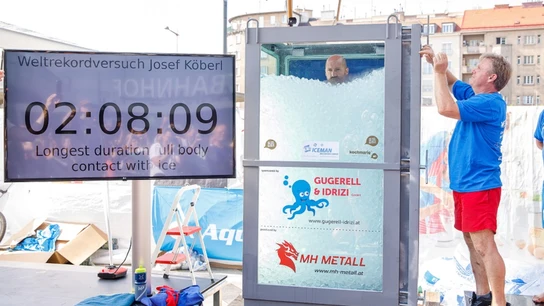 El austríaco Josef Köberl bate el récord mundial permaneciendo de pie más de dos horas dentro de una cabina llena de hielo El austríaco Josef Köberl bate el récord mundial permaneciendo de pie más de dos horas dentro de una cabina llena de hielo.